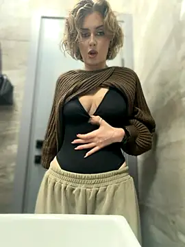 KellyKeler online show from November 18, 2025, 12:31 pm