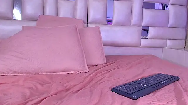 Snapshot of emmacurvy chatting on October 15, 2025, 3:06 am emmacurvy online show from October 15, 2025, 3:06 am