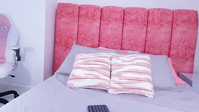 emmacurvy online show from November 7, 2025, 3:06 am