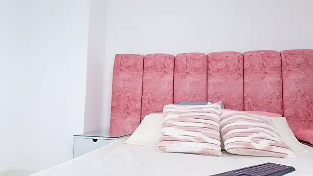 emmacurvy online show from November 13, 2025, 3:05 am