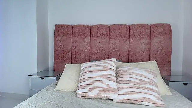 emmacurvy online show from November 25, 2025, 3:06 am