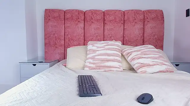 emmacurvy online show from November 28, 2025, 3:09 am