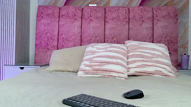 emmacurvy online show from February 3, 2026, 3:04 am