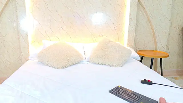 AbrilPeach online show from March 6, 2026, 5:04 am