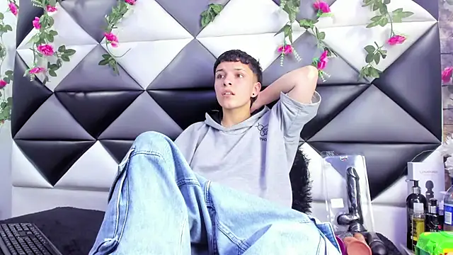 Snapshot of Megan_Thompson_ chatting on October 28, 2025, 2:15 am Megan Thompson  online show from October 28, 2025, 2:15 am