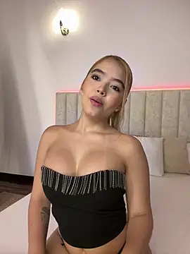 Mia Roswell online show from June 19, 2026, 3:11 am