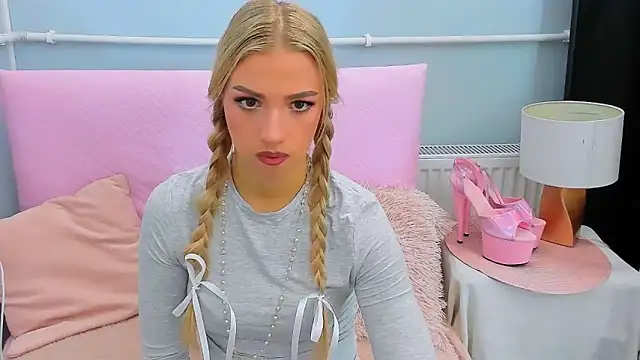 Snapshot of EvetteRose chatting on October 14, 2025, 3:24 pm EvetteRose online show from October 14, 2025, 3:24 pm