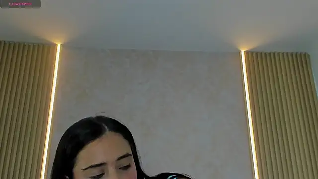 ZOEBARLOWE online show from November 6, 2025, 7:04 pm