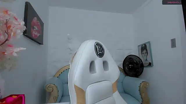 eimy skinny  online show from October 31, 2025, 11:22 am