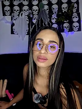 issis22 online show from October 29, 2025, 5:42 am