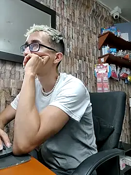 moorejhosua online show from October 1, 2025, 10:05 pm