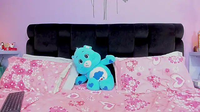 Snapshot of KendallWings chatting on October 29, 2025, 8:10 pm KendallWings online show from October 29, 2025, 8:10 pm