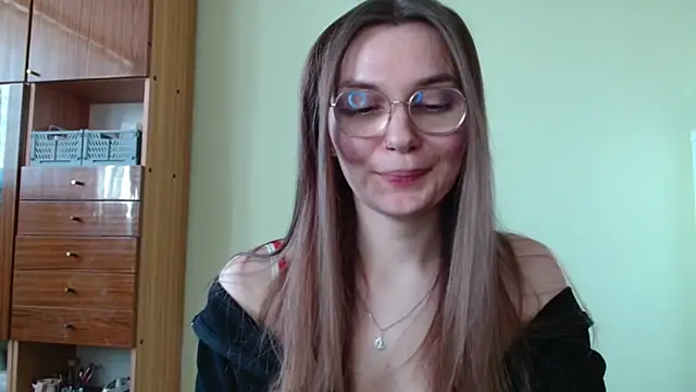 LooveELLYx online show from March 10, 2025, 12:15 pm