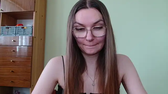 LooveELLYx online show from May 5, 2026, 1:41 pm