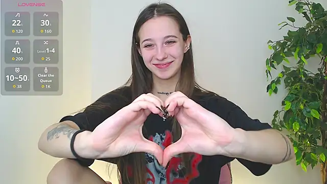 Snapshot of Little_cherryy__ chatting on October 18, 2025, 6:48 am Little cherryy   online show from October 18, 2025, 6:48 am