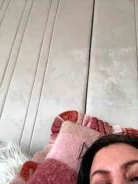 Desire-XOXOX online show from September 22, 2025, 1:35 pm