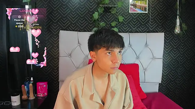 Snapshot of Thiago_Kozak chatting on October 17, 2025, 12:30 pm Thiago Kozak online show from October 17, 2025, 12:30 pm