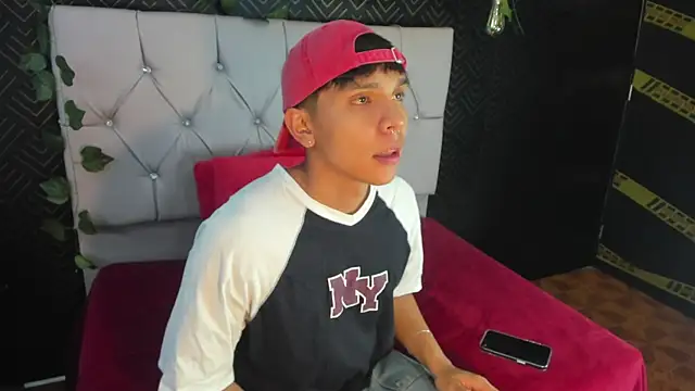 Snapshot of Thiago_Kozak chatting on October 18, 2025, 1:12 pm Thiago Kozak online show from October 18, 2025, 1:12 pm