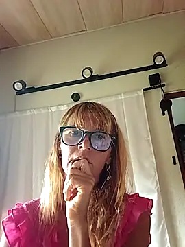 Snapshot of LunaNatural chatting on September 22, 2025, 9:39 pm LunaNatural online show from September 22, 2025, 9:39 pm