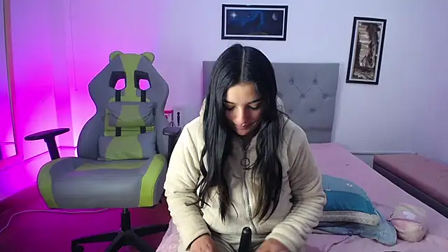 Esmeraldaa- online show from October 15, 2025, 5:51 am