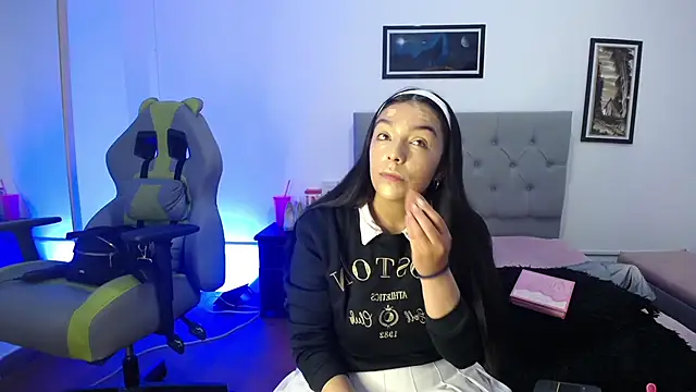 Esmeraldaa- online show from October 26, 2025, 5:02 am