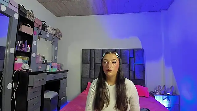 Esmeraldaa- online show from December 1, 2025, 5:12 am