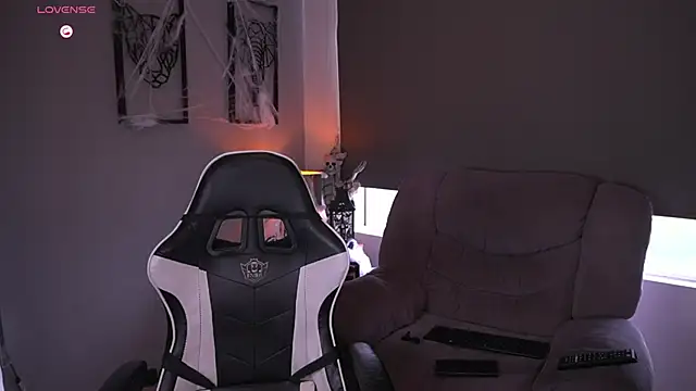 tyler muscle1 online show from October 25, 2025, 1:40 pm