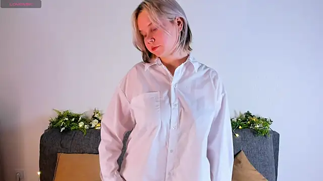 girlllsooft online show from September 22, 2025, 4:20 pm