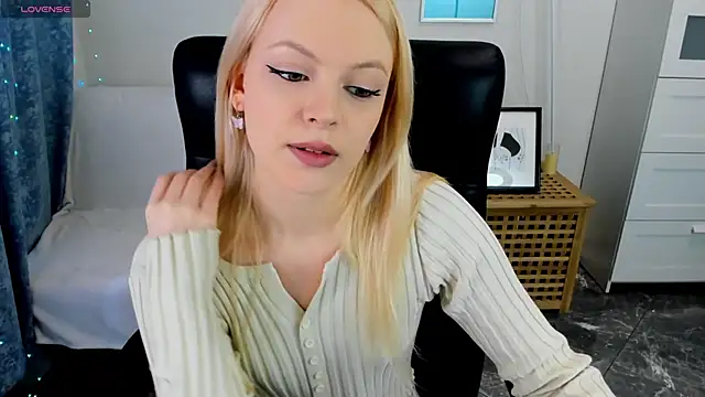 KatherineePierce online show from April 12, 2026, 2:00 pm