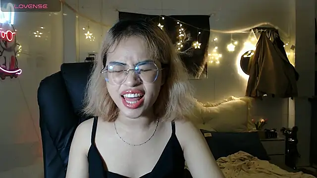 LichiLiin online show from September 12, 2025, 4:12 am