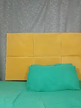 HugeTitisxx online show from June 18, 2026, 9:36 am