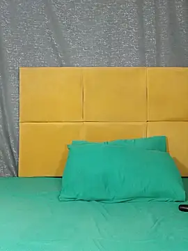 HugeTitisxx online show from June 22, 2026, 6:32 am