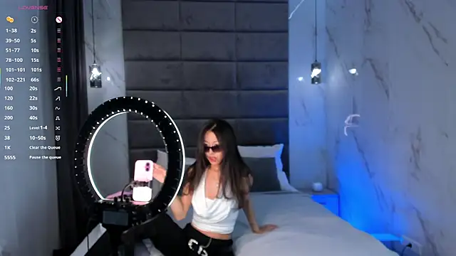 Nelly Kimm online show from June 19, 2026, 12:59 am