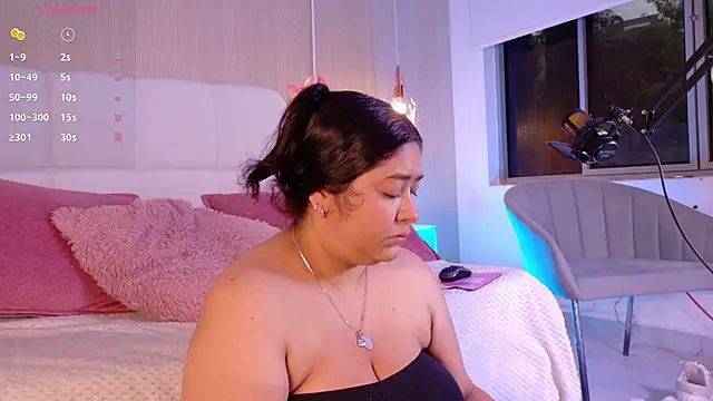 Leah Bensson online show from September 25, 2025, 2:32 pm