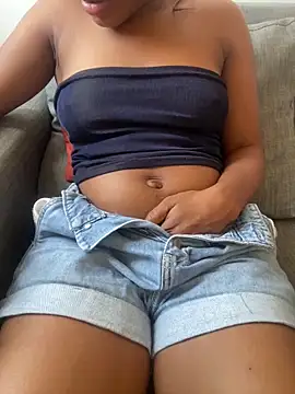 Snapshot of PrettyNina77 chatting on October 22, 2025, 12:38 pm PrettyNina77 online show from October 22, 2025, 12:38 pm