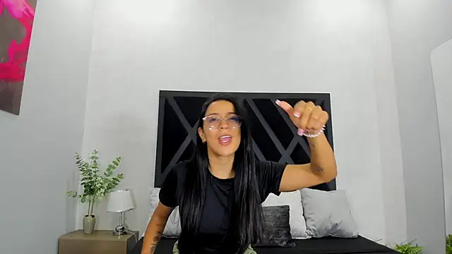 zoe martins  online show from June 17, 2026, 5:36 pm