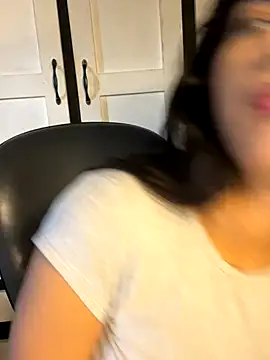 chicachocolate01 online show from November 3, 2025, 6:31 pm