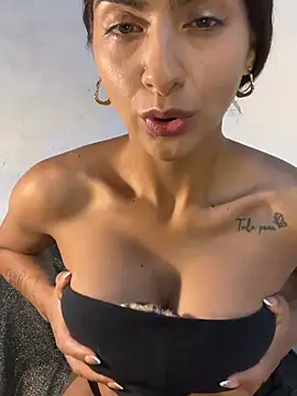 chicachocolate01 online show from February 20, 2026, 2:19 am