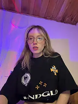 ReenKitty online show from May 8, 2026, 5:02 am