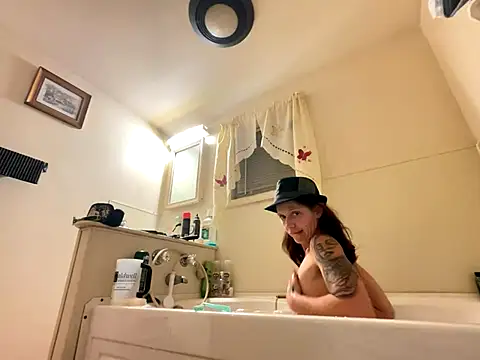 YoMomma-xoxo13 online show from October 12, 2025, 7:29 am