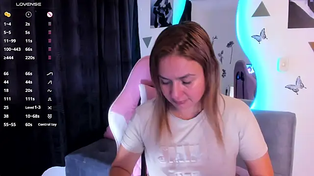 luciamature  online show from November 9, 2025, 7:01 pm