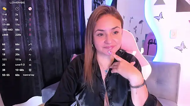 luciamature  online show from November 10, 2025, 6:18 pm