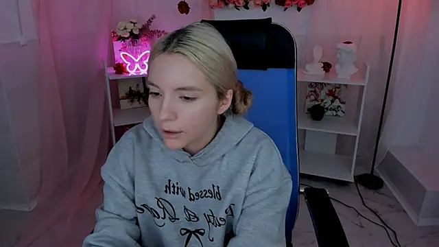 AuroraWrenfield online show from September 9, 2025, 7:41 am