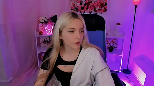 AuroraWrenfield online show from September 22, 2025, 10:39 am