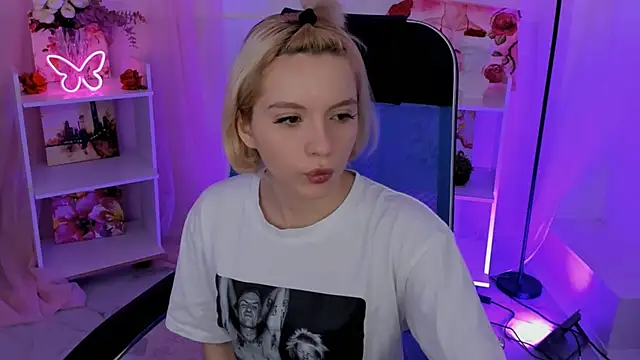 AuroraWrenfield online show from November 6, 2025, 7:31 am