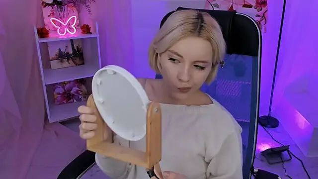 AuroraWrenfield online show from November 10, 2025, 10:14 am