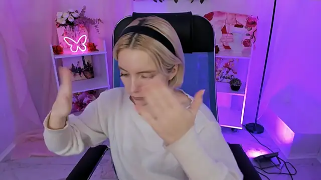 AuroraWrenfield online show from November 12, 2025, 4:13 am