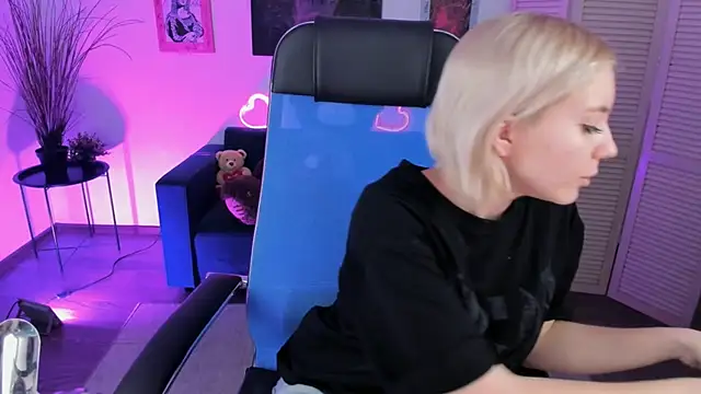 AuroraWrenfield online show from December 18, 2025, 10:16 pm