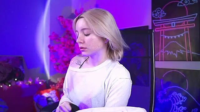 AuroraWrenfield online show from March 24, 2026, 2:27 am