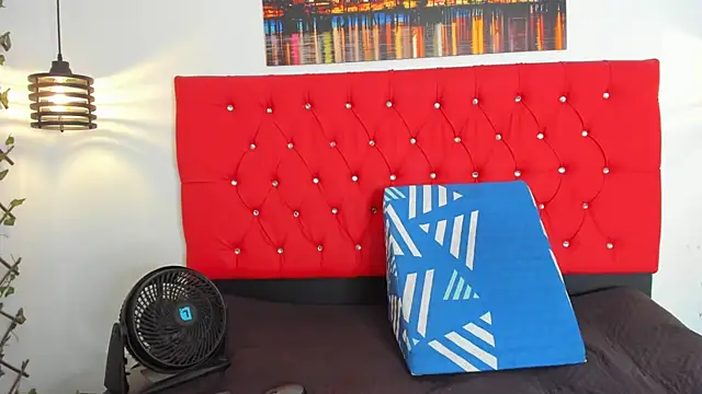 carolinacrus01 online show from October 18, 2025, 4:52 pm